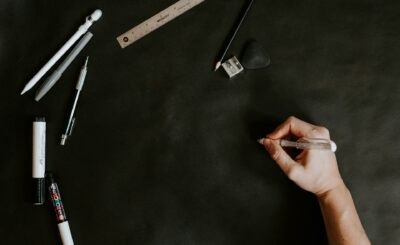 Ilustrim me duar që shkruajnë gabime në letër – simbolizon 10 gabimet më të shpeshta pas regjistrimit të biznesit