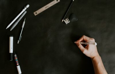 Ilustrim me duar që shkruajnë gabime në letër – simbolizon 10 gabimet më të shpeshta pas regjistrimit të biznesit
