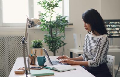 Ekonomiste duke punuar në laptop në një zyrë moderne – AlProfit Consult