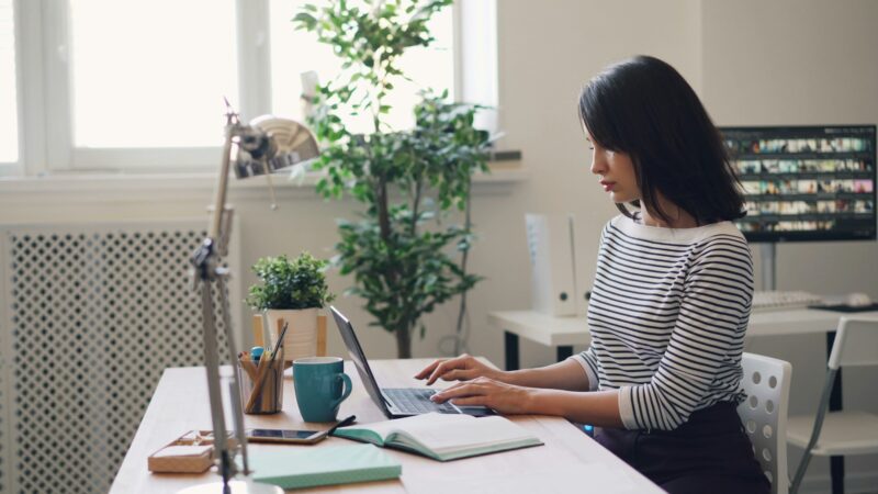 Ekonomiste duke punuar në laptop në një zyrë moderne – AlProfit Consult