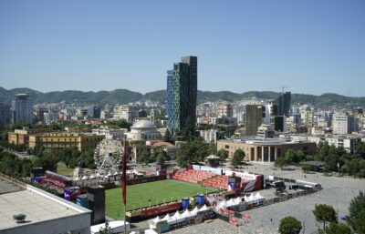 Pamje e Tiranës me fokus tek ndërtimet – përdoret për ilustrim të udhëzuesit praktik për rivlerësimin e pasurisë së paluajtshme