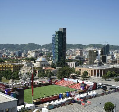 Pamje e Tiranës me fokus tek ndërtimet – përdoret për ilustrim të udhëzuesit praktik për rivlerësimin e pasurisë së paluajtshme