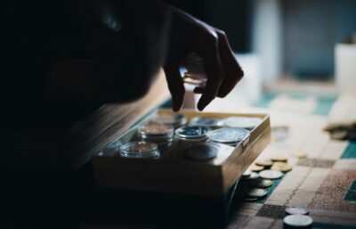 Punëdhënës shqiptar duke verifikuar listëpagesën dhe kontributet shoqërore pas rritjes së pagës minimale 2026