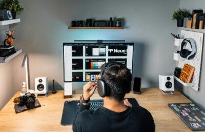 Freelancer shqiptar duke punuar nga shtëpia për klientë të huaj