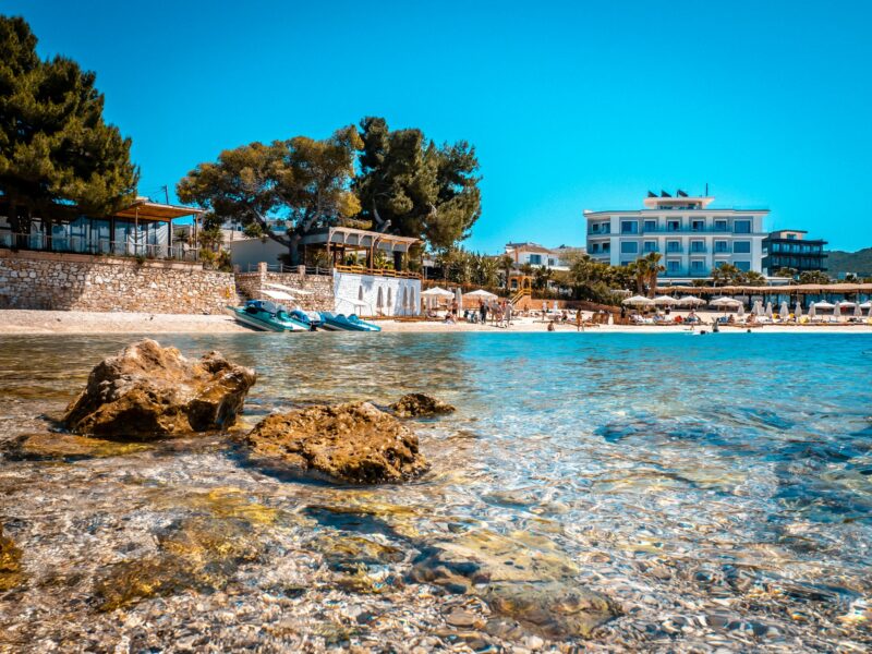 Stacion plazhi dhe strukturë akomoduese në bregdetin shqiptar