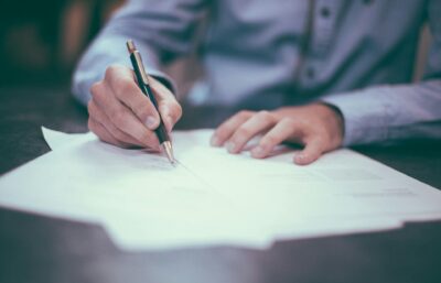 Personi duke nënshkruar dokumente financiare, ligji i kontabilitetit 2026
