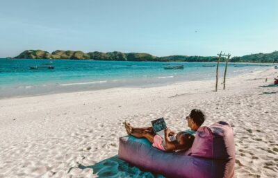 Punonjës digjital lëvizës duke punuar nga plazhi në Shqipëri