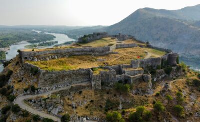 Shtetas i huaj me pasaportë dhe dokument tatimor shqiptar 2026