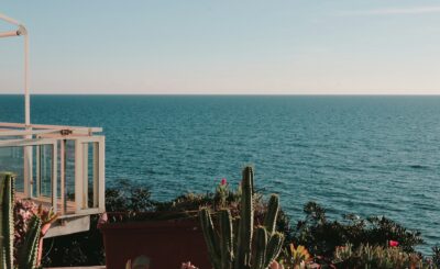Pamje bregdetare në Shqipëri. Plani Sektorial i Turizmit 2026, kontrollet tatimore për Airbnb dhe Booking