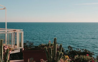 Pamje bregdetare në Shqipëri. Plani Sektorial i Turizmit 2026, kontrollet tatimore për Airbnb dhe Booking