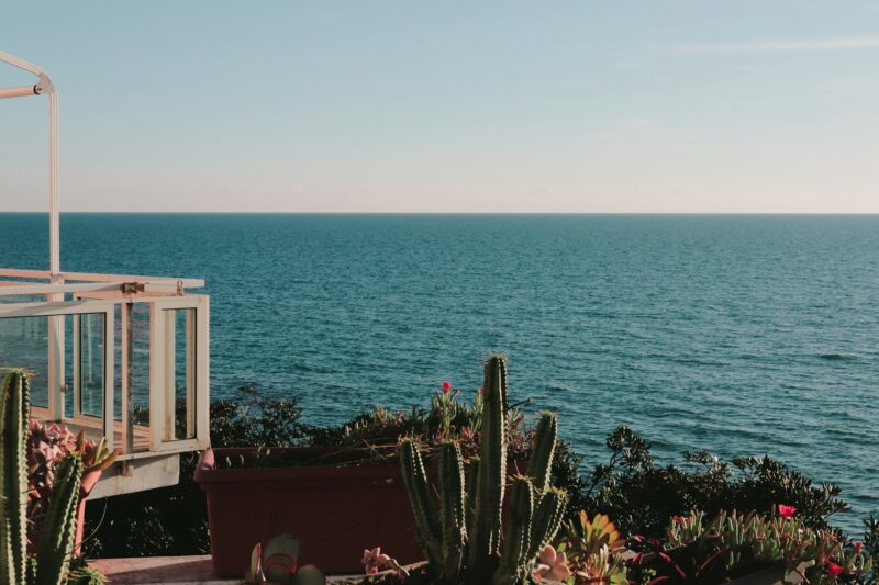 Pamje bregdetare në Shqipëri. Plani Sektorial i Turizmit 2026, kontrollet tatimore për Airbnb dhe Booking