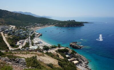 Ligji i ri i turizmit 2026, pamje e bregdetit shqiptar me plazh dhe struktura akomoduese