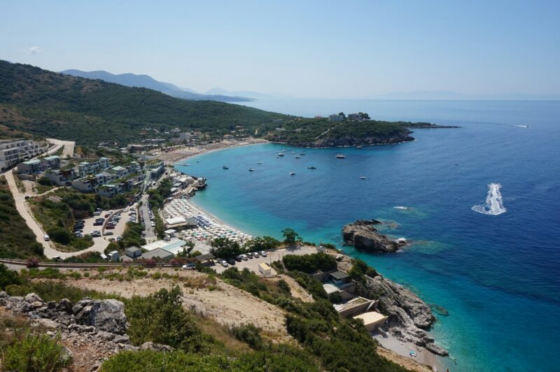 The new 2026 tourism law: a view of the Albanian coastline with a beach and accommodation facilities.