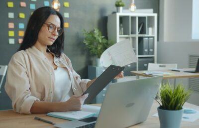 Quanto costa il servizio di contabilità per un imprenditore che deve esaminare i documenti finanziari?