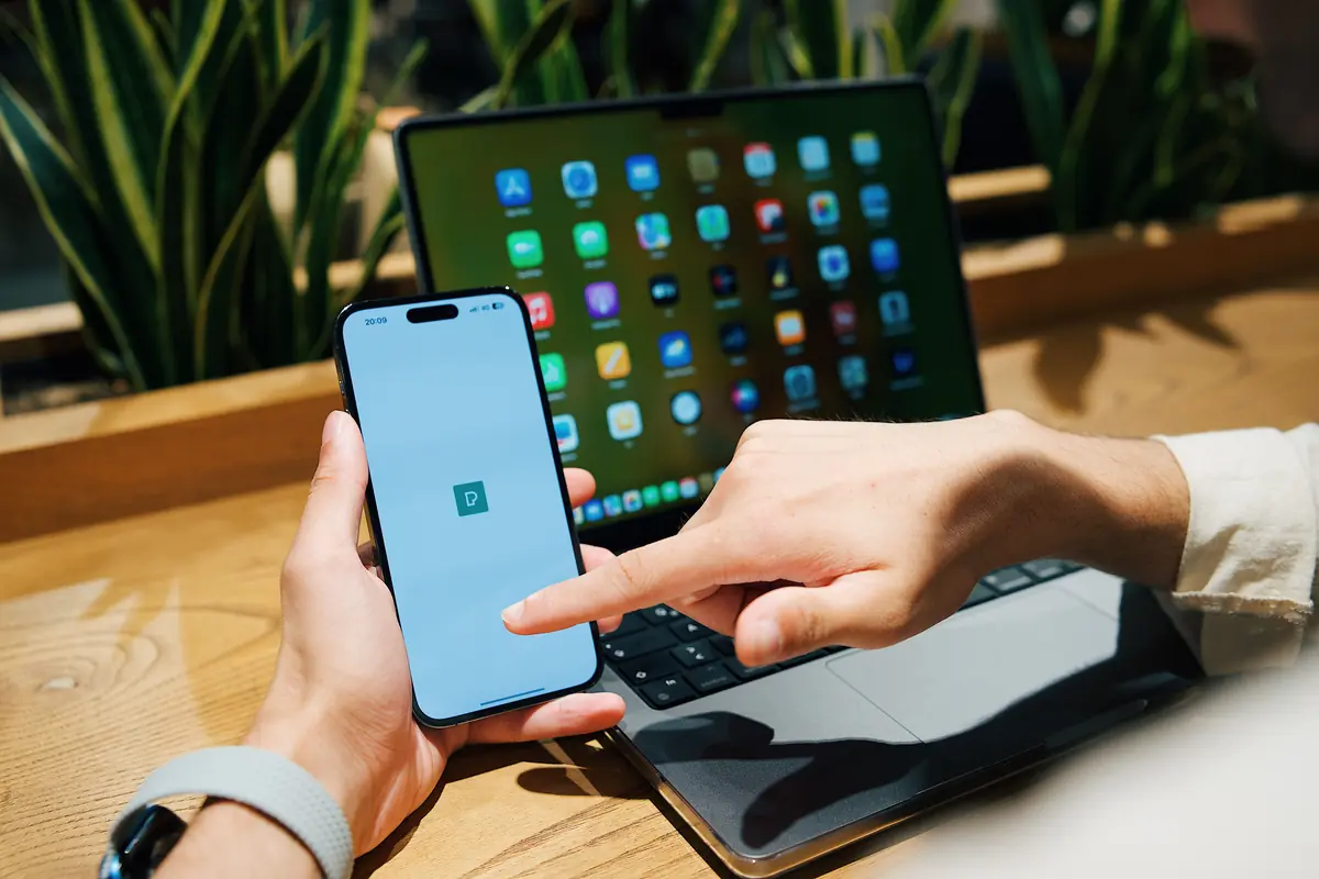 Pronar biznesi duke ndjekur kontabilitetin në cloud nga telefoni në dyqan