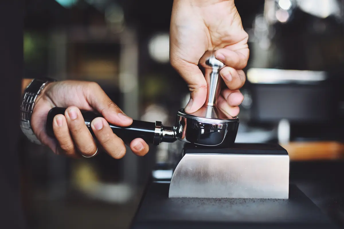Baristi në punë me pajisjen e biznesit, rrota e vrullit në lëvizje
