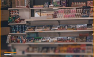 Rafte dyqani me produkte ushqimore të renditura, ilustrim për kontabilitetin e dyqanit dhe të tregtisë me pakicë