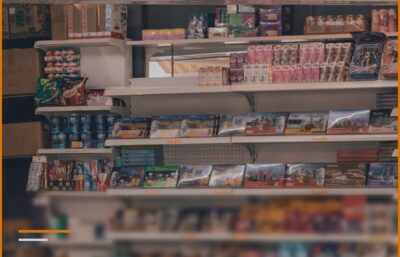 Rafte dyqani me produkte ushqimore të renditura, ilustrim për kontabilitetin e dyqanit dhe të tregtisë me pakicë