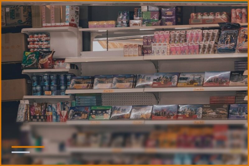 Scaffali di un negozio con prodotti alimentari disposti in ordine: un’illustrazione relativa alla contabilità dei negozi e del commercio al dettaglio.