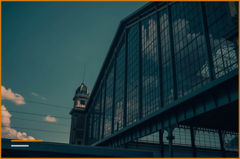 La lunga facciata in vetro di un edificio istituzionale.