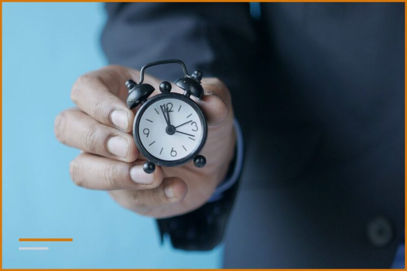 A hand holding a small watch, as a sign of the days being counted in the medical report.
