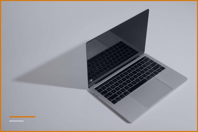 Laptop i hapur mbi sfond të bardhë, parë nga lart